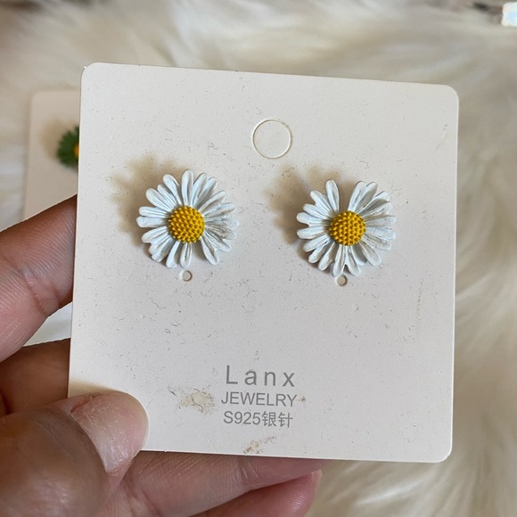 Lanx Jewelry Bundle of 3 Pairs Daisy Studs - Picture 2 of 4